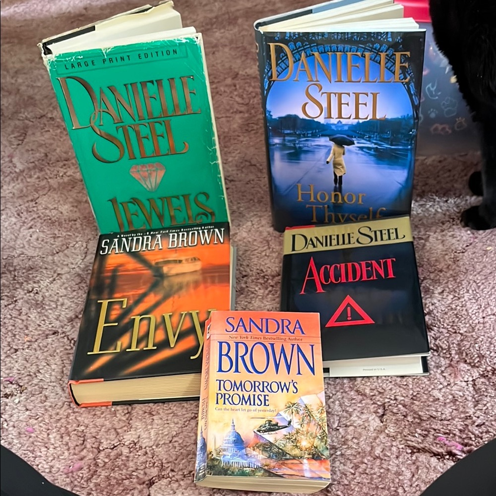 Collection of Danielle Steel and Sandra Brown Books